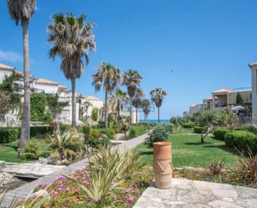 Villa with Pool in Pirgos Psilonerou Complex - 1' to the Beach Garden